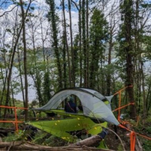 Dormire sospesi tra gli alberi