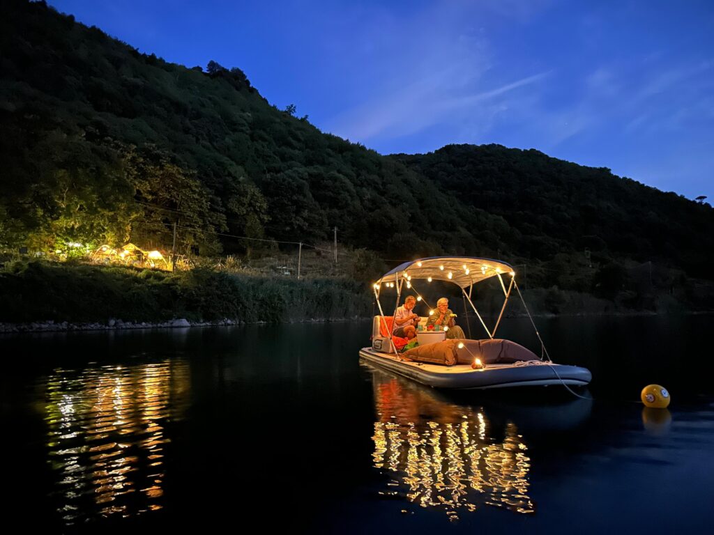 Aperitivo gallegiante lago di Nemi