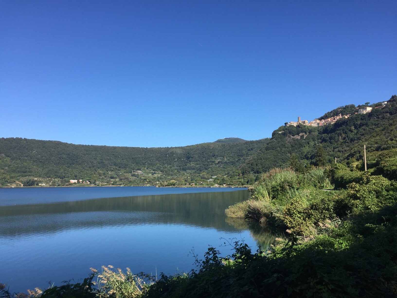 Lago di Nemi con celo sereno