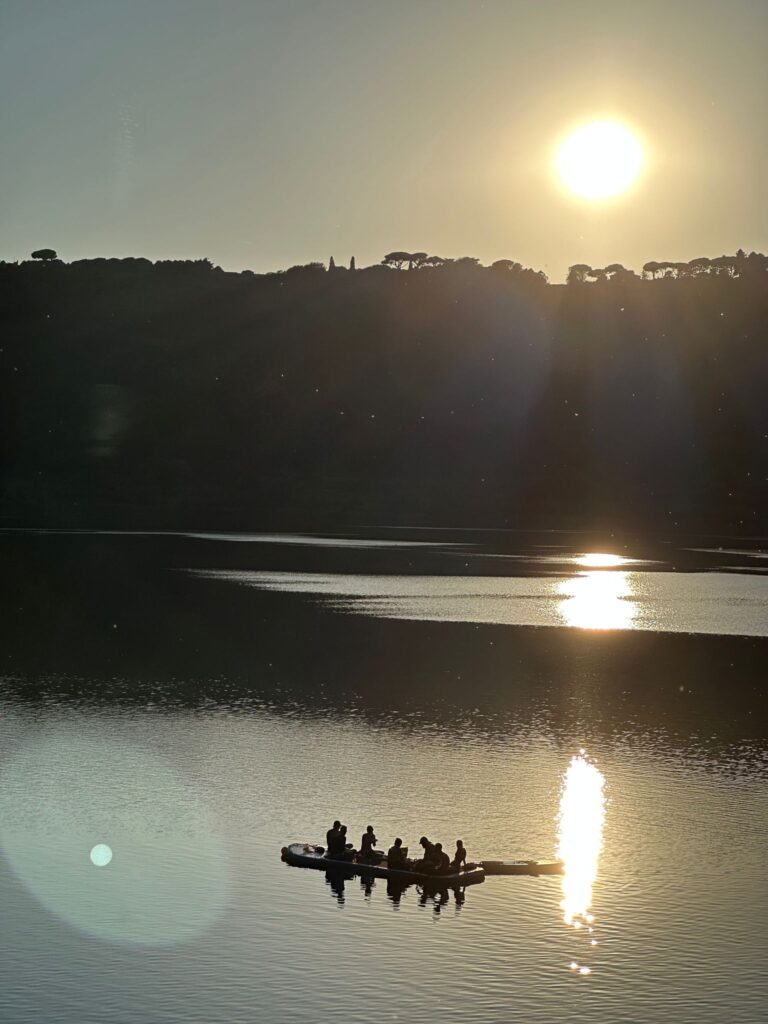 aperitivo gallegiante al lago di Nemi a tramonto